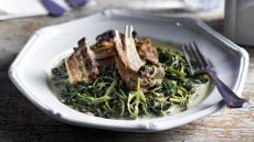 Αρνάκι φρικασέ με σταμναγκάθι