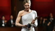 Αλήθεια, πώς τα καταφέρνει η Ρενέ Ζελβέγκερ και παίρνει ή χάνει τόσο εύκολα κιλά;