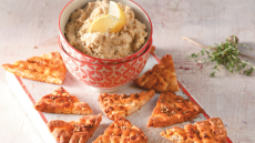 Χούμους φέτας με τραγανές πίτες