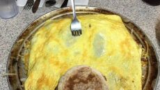 Απίστευτη ομελέτα 12 αβγών: Ονομάζεται «τριπλό Bypass»!