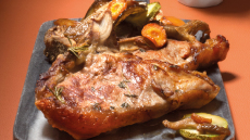 Μπριζολάκια από μοσχαράκι γάλακτος με ψητά λαχανικά