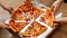 Πίτσα: Πόσες θερμίδες έχει και πώς να την κάνεις πιο υγιεινή