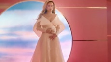 Η Κέιτι Πέρι από τότε που έμεινε έγκυος είναι με ένα Tabasco στην τσάντα της