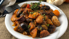 Γίγαντες πλακί στον φούρνο με μοσχαρίσια λουκάνικα