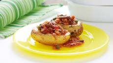 Γεμιστές πατάτες: 8 συνταγές για να τις απολαύσεις