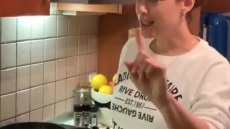 Κορωνοϊός: Η Εύα Αντωνοπούλου μαγειρεύει τραγουδώντας «Θα μείνω σπίτι»