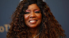 Η ντίβα της ντίσκο Γκλόρια Γκέινορ λέει «I will survive» στον κορωνοϊό και γίνεται viral