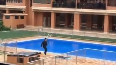 Κορωνοϊός: Ποδοσφαιριστής γυμνάζει τη γειτονιά του εν μέσω καραντίνας - Δείτε βίντεο