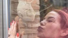 Κορωνοϊός: Το ρομαντικό μήνυμα του θετικού στον ιό Γκαράι στην γυναίκα του πίσω από το τζάμι