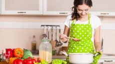 Κορωνοϊός: Μήπως το cooking therapy είναι η λύση στις ψυχολογικές επιπτώσεις της νέας πραγματικότητας;