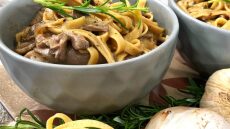 10 συνταγές για μακαρονάδες που θα σας κάνουν να μην θέλετε να βγείτε από το σπίτι