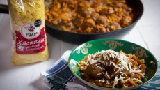 Κεφτεδάκια με σάλτσα ντομάτας και χυλοπιτάκια στην κατσαρόλα