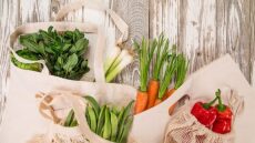 Απαγορεύεται στους πελάτες βιολογικών αγορών να αγγίζουν τα προϊόντα