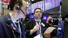 Wall Street: Στα πράσινα το ταμπλό με ώθηση από την Apple
