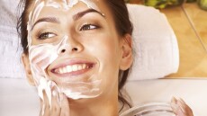 Ο κορωνοϊός σάς έκλεισε ατέλειωτες ώρες σπίτι; Φτιάξτε μάσκες προσώπου με φυσικά υλικά!