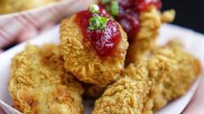 Εστιατόριο που έκλεισε λόγω κορωνοϊού χάρισε 360 κιλά κοτομπουκιές!