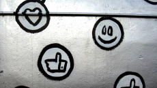 Facebook ή Youtube: Ποιο είναι κατά 50% κατά των εμβολίων