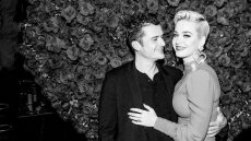 Ορλάντο Μπλουμ - Κέιτι Πέρι: Από την καραντίνα στο βενζινάδικο και ένα φιλί στο στόμα  