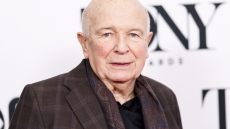 Κορωνοϊός - Τέρενς ΜακΝάλι: Πέθανε στα 81 του ο βραβευμένος θεατρικός συγγραφέας από επιπλοκές του ιού