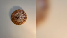 Κι όμως, έφτιαξε πίτσα ρολόι και μάλιστα με μηχανισμό!