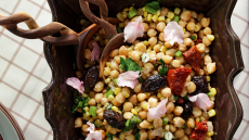 Κορωνοϊός: Μένουμε σπίτι και το ρίχνουμε στις θρεπτικές οσπριοσαλάτες