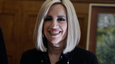 Γεννηματά: Να μην κατεβάσει τη σημαία για το κορωνοομόλογο ο πρωθυπουργός