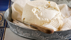 3 συνταγές για σπιτικά λευκά τυριά