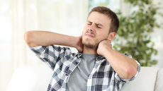 Πιασμένος αυχένας; Δύο κινήσεις που τον ανακουφίζουν