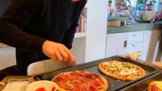 Ο γιος της Μαρίας Μπακοδήμου βγήκε από την καραντίνα και μπήκε στην κουζίνα