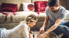 Καραντίνα: Πώς να ανοίγουμε σωστά ένα πακέτο delivery εν μέσω πανδημίας