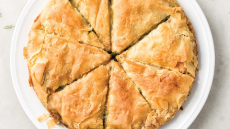 Πίτα με σέσκουλα, σπανάκι, τσουκνίδες, μυρώνια και καυκαλήθρες