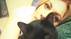 Σμαράγδα Καρύδη: Έφυγε  από τη ζωή ο τυφλός γάτος της και χαρίζει τις τροφές του