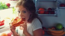 Καραντίνα και Ξενύχτια – Μια ώρα λιγότερος ύπνος, πόσες επιπλέον θερμίδες;