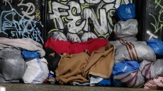 Μιχαηλίδου κατά ΣΥΡΙΖΑ για αστέγους: Σκυλεύει πάνω στην ευαλωτότητά τους