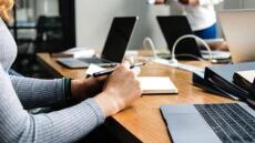 Bloomberg: Η Ελλάδα προσφέρει φοροελαφρύνσεις για να προσελκύσει εργαζόμενους από το εξωτερικό