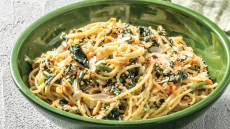 Μακαρονάδα με σπανάκι, ταχίνι και αμύγδαλα