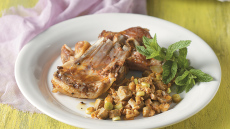 Κατσικάκι «καπαμά» γεμιστό με κοκκινιστή μαγειρίτσα στη γάστρα