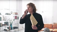   Ο Πέτρος Γαϊτάνος επιστρέφει: Δείτε τα δυο νέα διαφημιστικά viral spots για το Πάσχα 