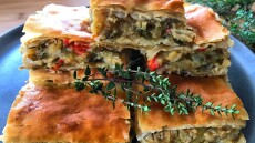 Νηστίσιμη αρωματική πατατόπιτα με μυρωδικά