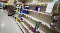 Κορωνοϊός στις ΗΠΑ: Αμερικανίδα συνελήφθη επειδή... έγλειψε προϊόντα σε σουπερμάρκετ