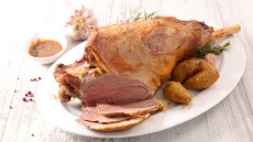 Πάσχα στο σπίτι: 5 tips για τρυφερό και γευστικό αρνάκι στο φούρνο