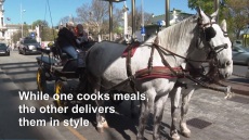 Κορωνοϊός: Οι παραδοσιακές άμαξες στην Βιέννη μοιράζουν φαγητό