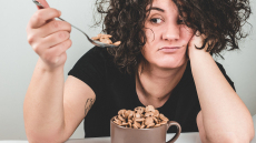 Κορωνοϊός: Επτά σημάδια ότι τρώτε από μοναξιά και ανία