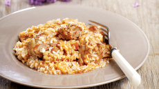 Αρνάκι κοκκινιστό με ρύζι