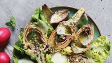 Σαλάτα με αγκινάρες Τήνου και λαδοτύρι