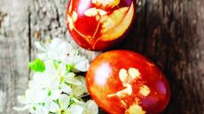 Μεγάλη Πέμπτη και βάφουμε αβγά με την Ντίνα Νικολάου!