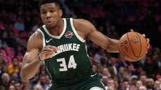 Γιάννης Αντετοκούνμπο: Η τρυφερή φωτογραφία με τον γιο του