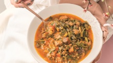 Μαγειρίτσα κοκκινιστή με σέσκουλα και κρεμμυδάκια