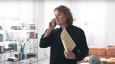 Ο Πέτρος Γαϊτάνος ξέρει, γιατί έκανε (και φέτος) τη viral διαφήμιση για το Πάσχα