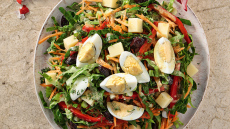 Μαρουλοσαλάτα με αβγά και βινεγκρέτ αντζούγιας